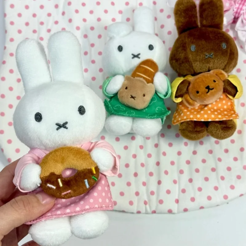 Фото Плюшевый брелок Vipo X Miffy из официальной серии Bakery / Сюрприз-бокс с подвеской - Модная трендовая игрушка, подарок на день рождения для девочек №3