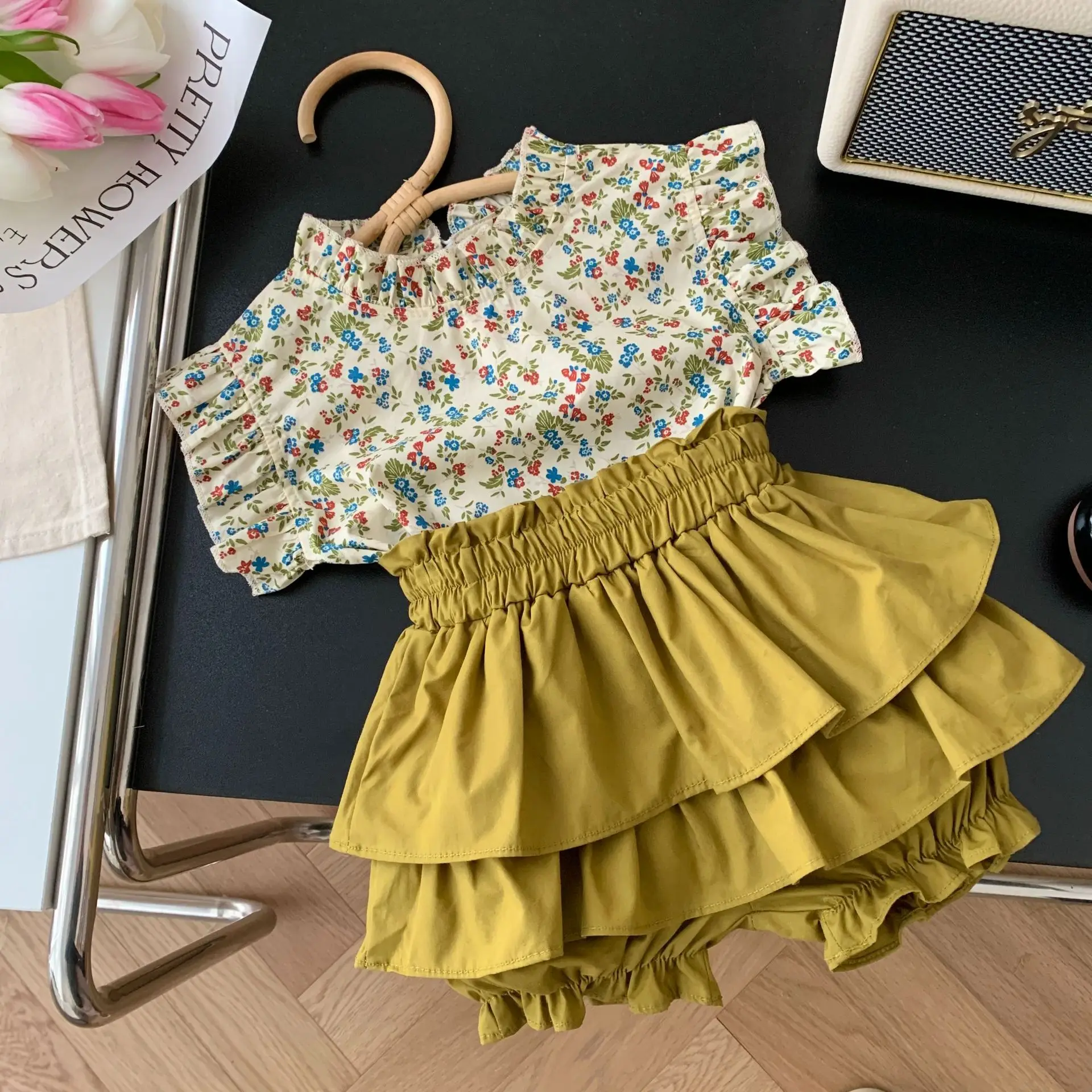 

Модная одежда из двух предметов для девочек, летняя футболка с цветочным рисунком для малышей, топы с рукавами-летячими, однотонные шорты с оборками, юбка, комплекты детской одежды