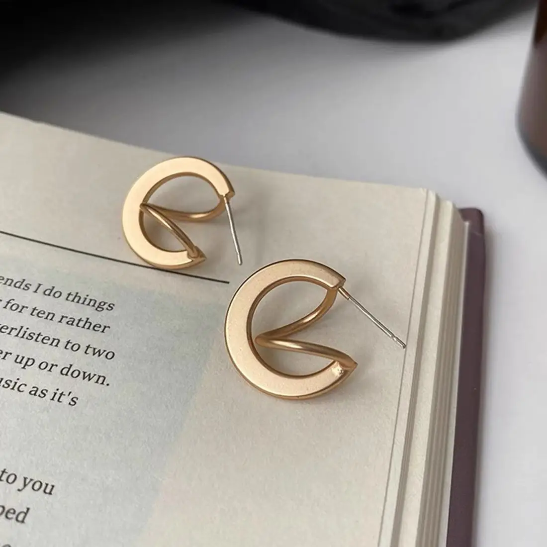 

Metal Earrings for Women Luxury Rhinestone Jewelry Stylish Irregular Geometric Gold Earrings