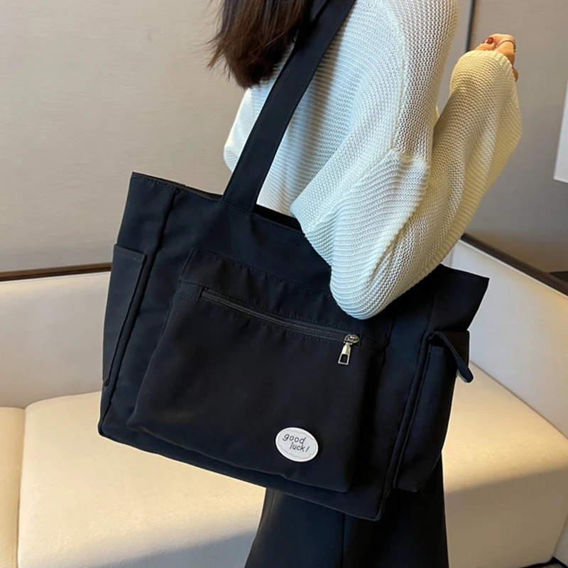 Вместительная женская сумка через плечо тоут на ремне с несколькими карманами