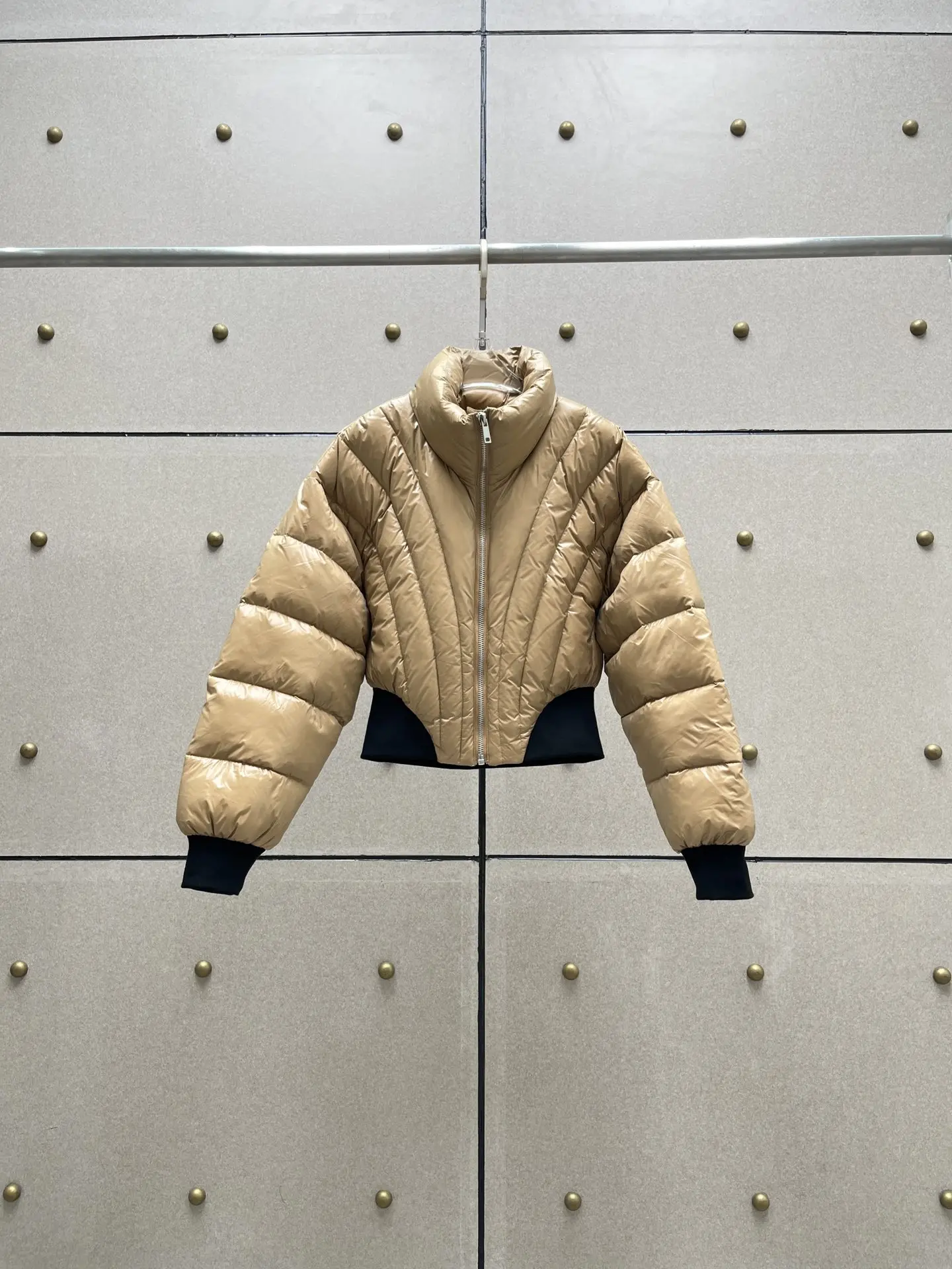 

2023 Short line down jacket, warm and fashionable