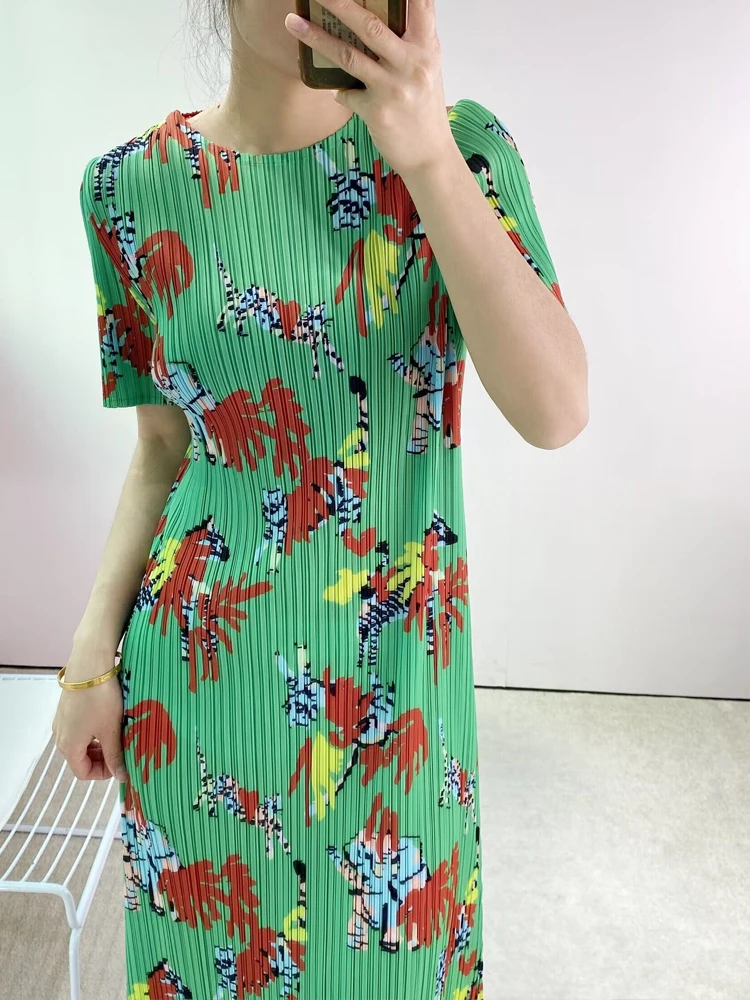 A woman's green dress Miyake Pleated Summer's new fashion plus size animal print retro slim dress