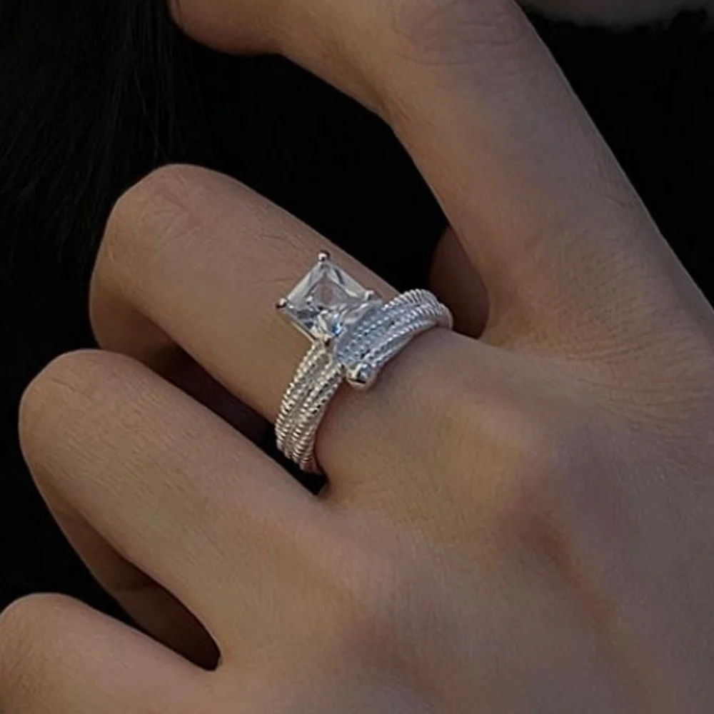 

Женское Открытое кольцо из серебра 925 пробы с фианитами