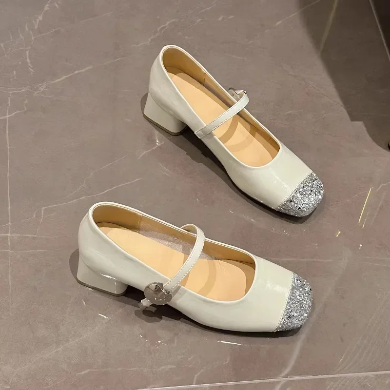 Женские туфли на среднем каблуке однотонные квадратном с ремешком и пряжкой