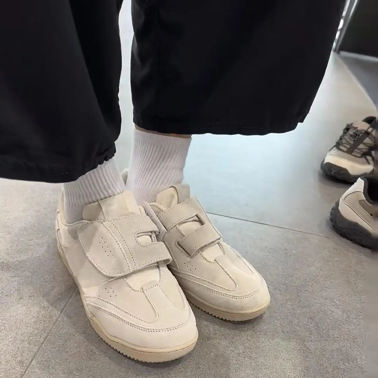 Кроссовки из воловьей кожи с круглой головкой и липучками повседневные туфли на