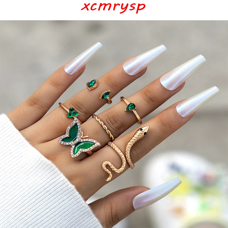 

The ring is a set of very elegant rings. The green butterfly and the golden snake adorn the hand to make your hand more personal