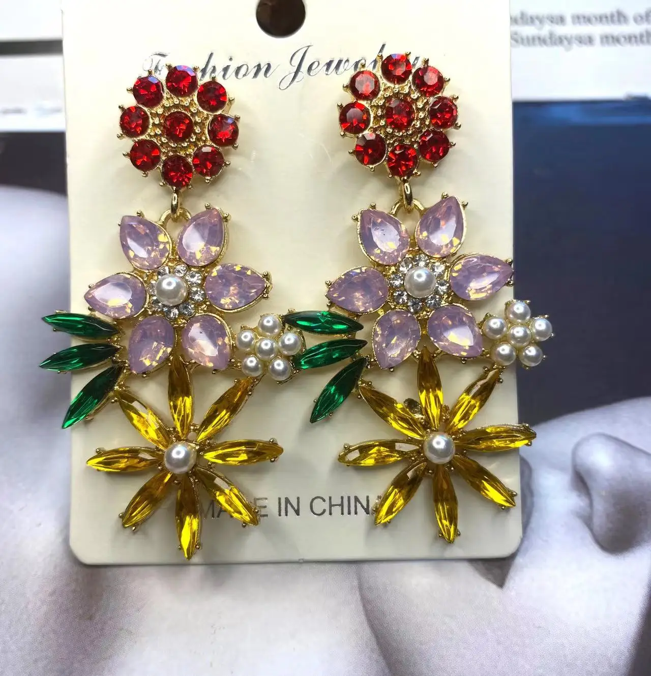

Creative Sweet Pearl Colored Rhinestone Flower Earrings Wholesale