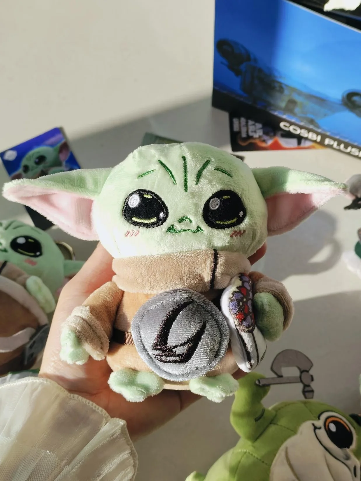 Фото Новая оригинальная плюшевая игрушка Hot Toys Star Wars: Мандалорец и Грогу (Cosbi), брелок-подвеска в слепой коробке, сюрприз, подарок на день рождения №3