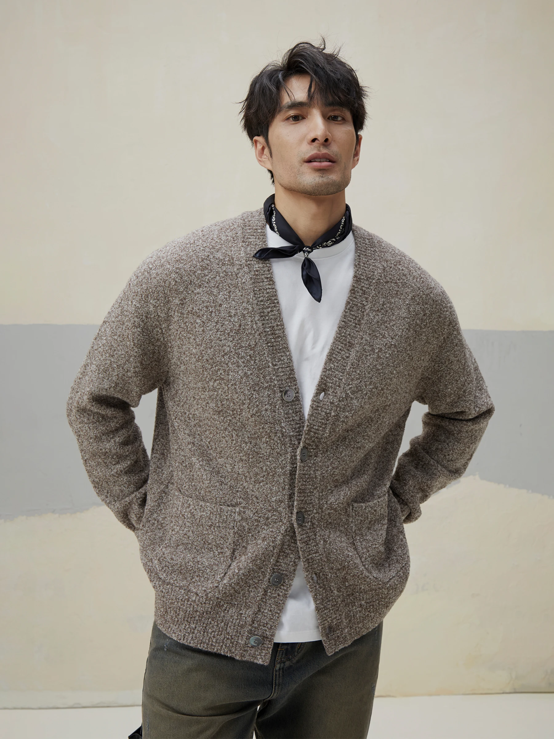 Мужской однобортный трикотажный кардиган Lezora черный с цветочным принтом из