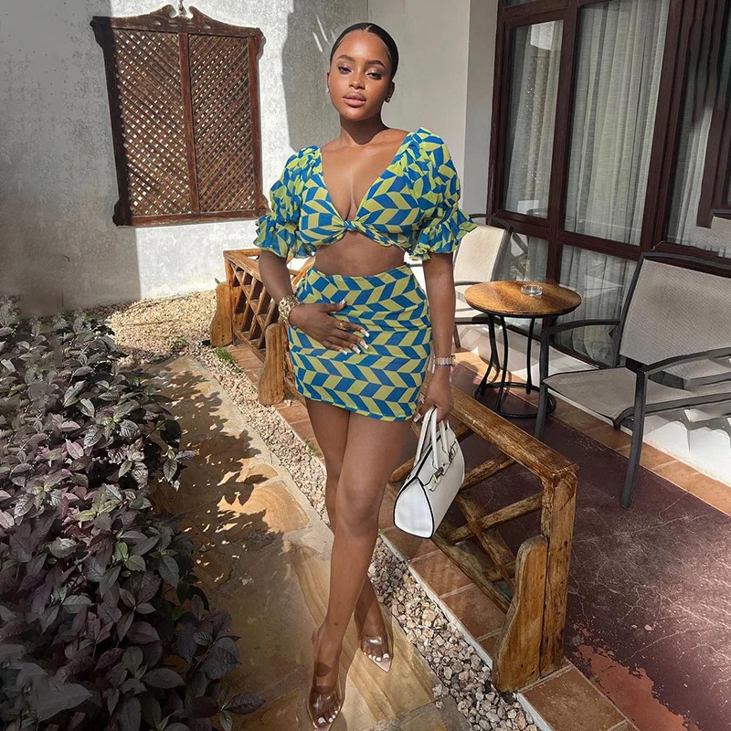 

Женский костюм с мини-юбкой и V-образным вырезом, весна-осень