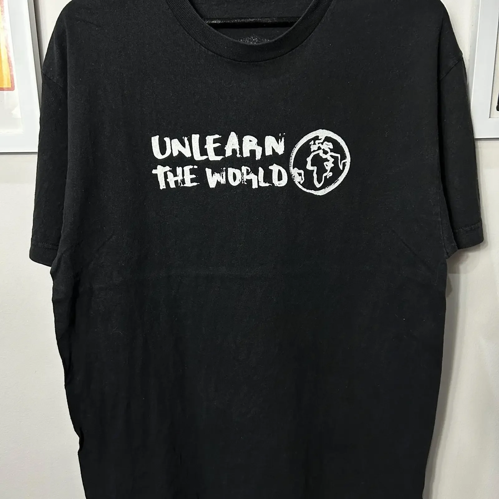 Фото Винтажная футболка Unlearn The World 00-х годов, размер L, винтажная, с эффектом потертости, уличный стиль, унисекс, мягкая, с графическим принтом, дышащая. №1