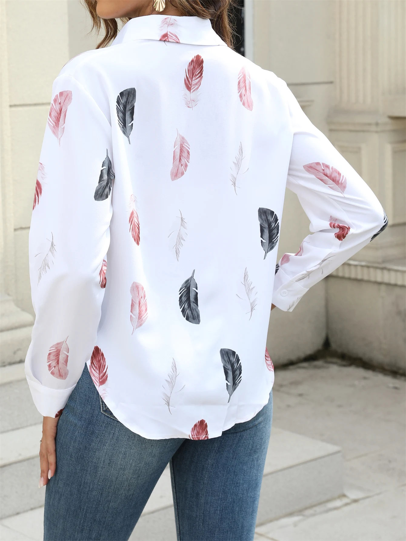 Женская блуза с отложным воротником принтом перьев и пуговицами спереди