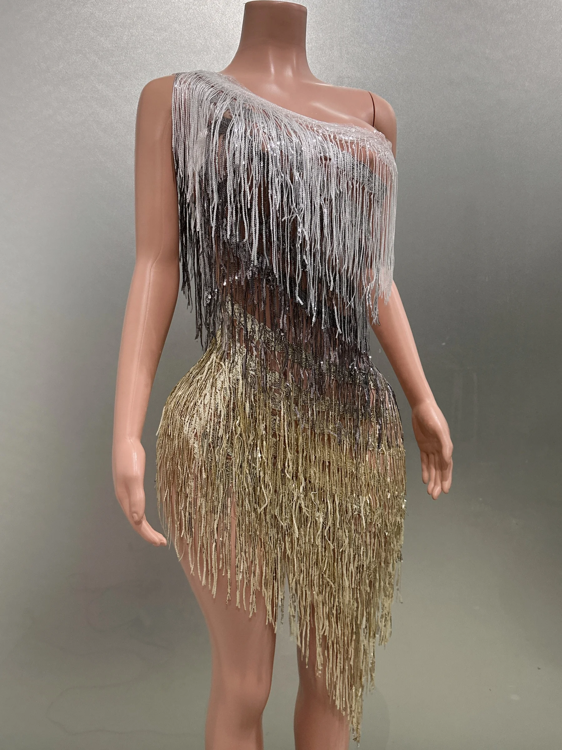 Платье-футляр на одно плечо с блестящими кисточками