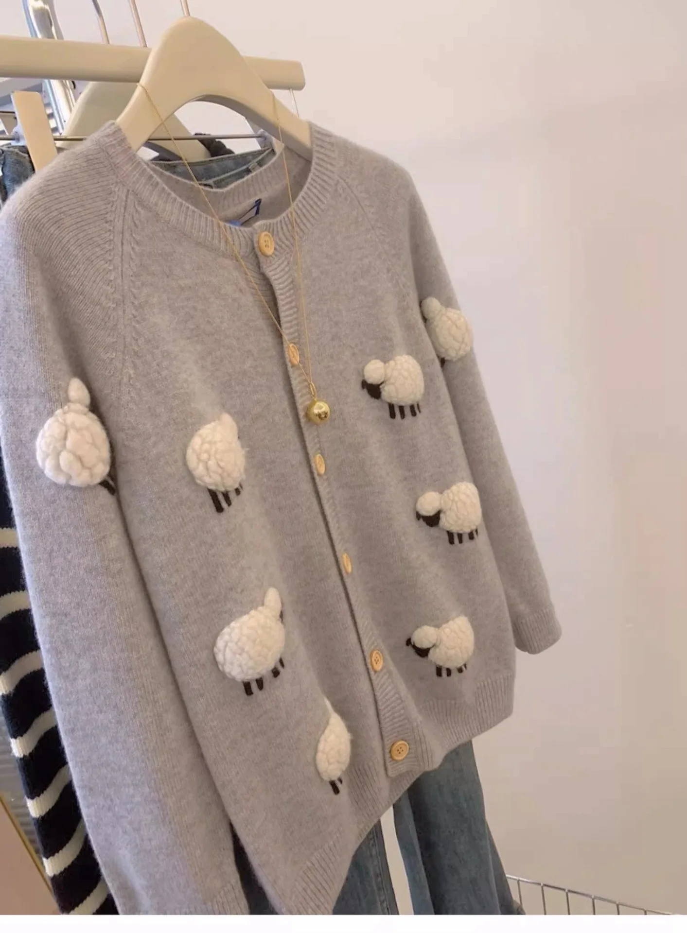 Женское трикотажное пальто с вышивкой на весну/осень