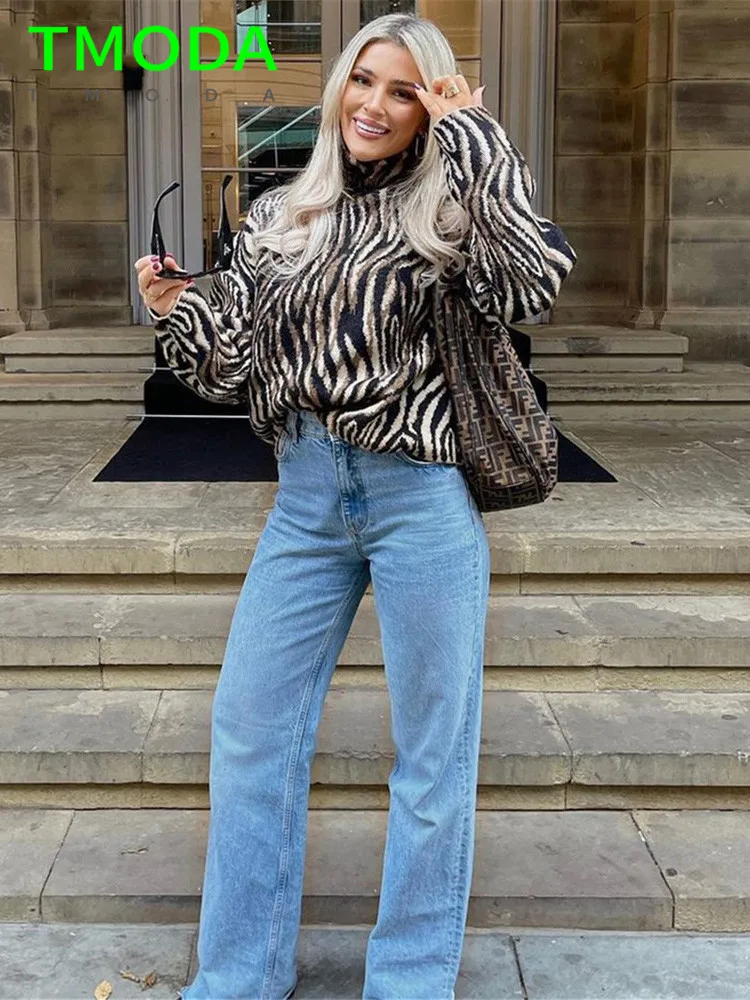 Женский жаккардовый свитер-водолазка с животным принтом |