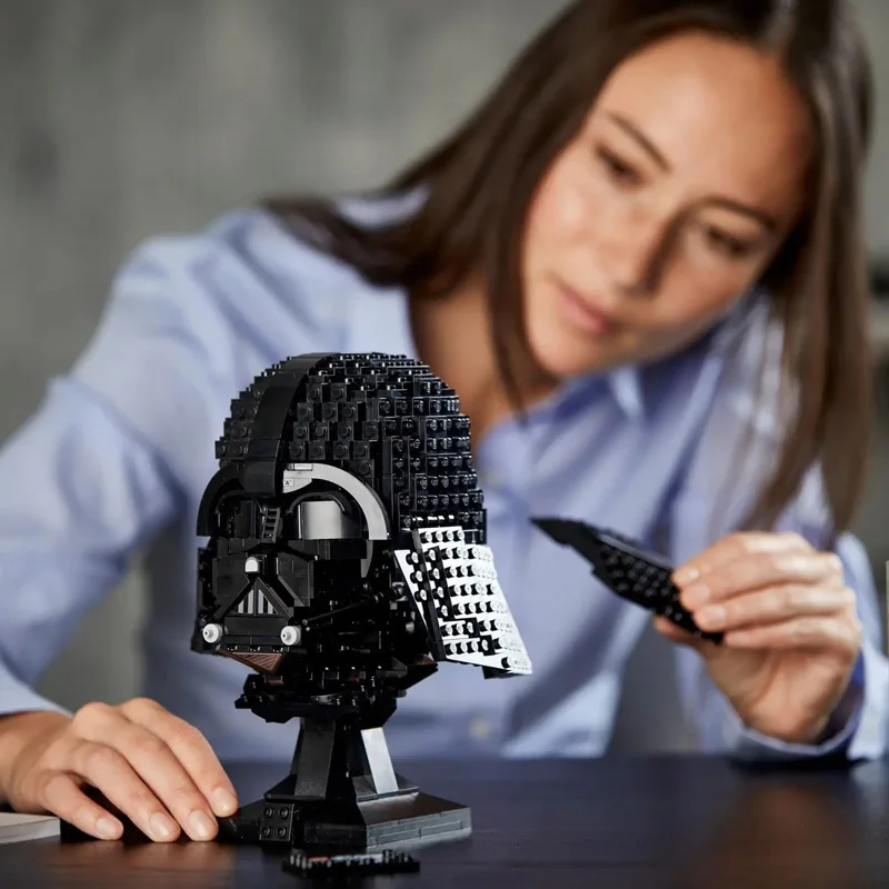 В SOTCK новые собранные строительные блоки 75304 шлем Давеида бюст для мальчика