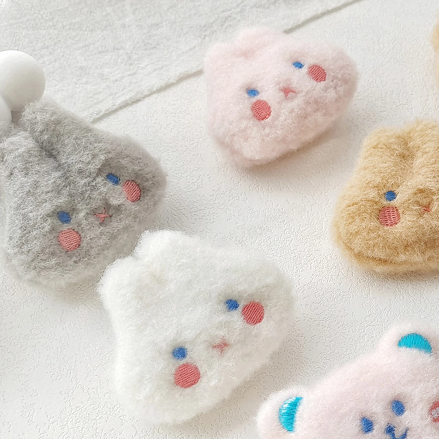 Брошь в виде кролика