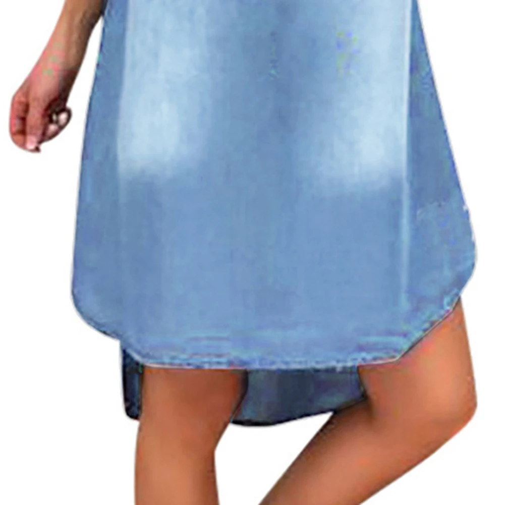 Женское джинсовое платье однобортное свободное до колена с коротким рукавом и