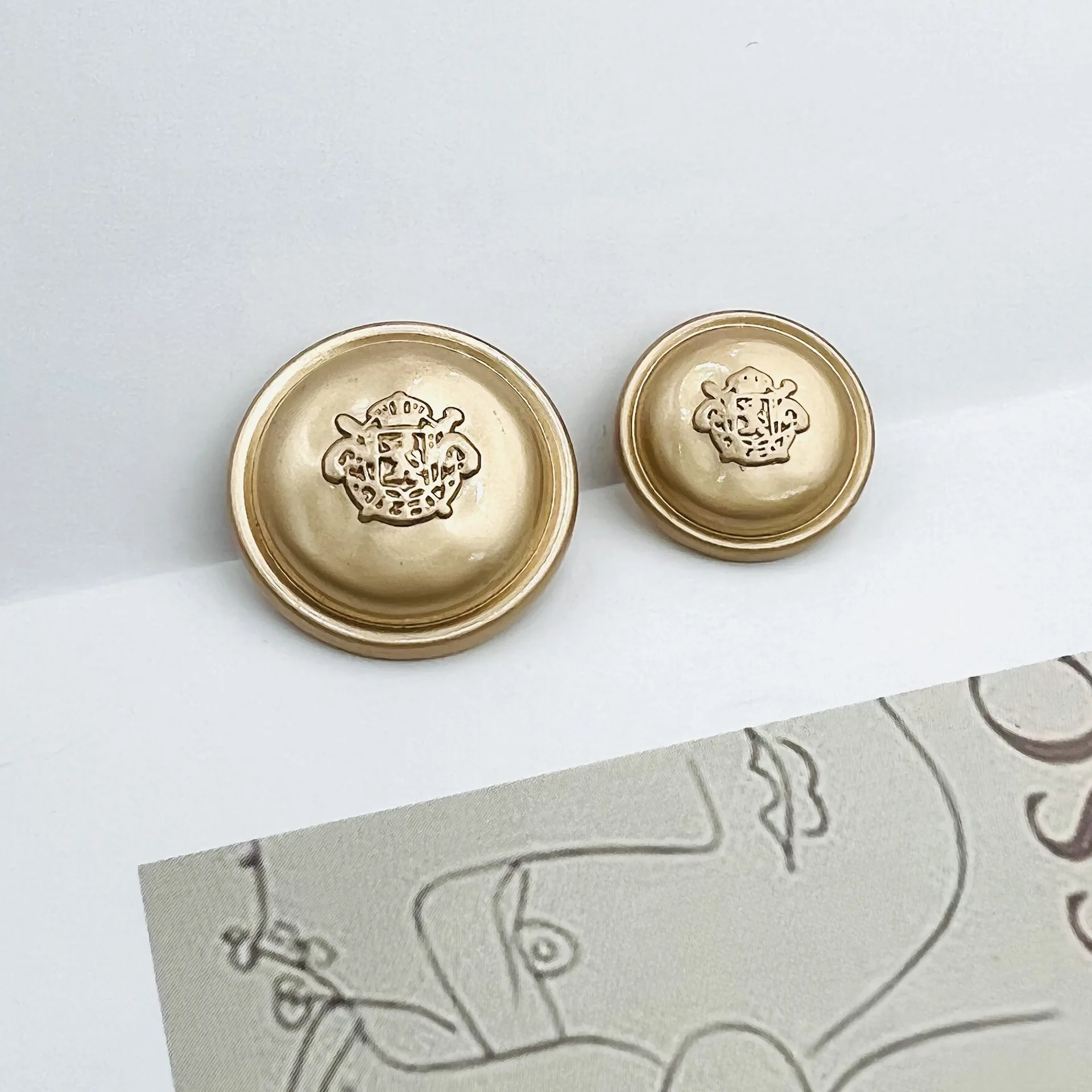 Модные круглые металлические пуговицы для винтажного консервативного пальто