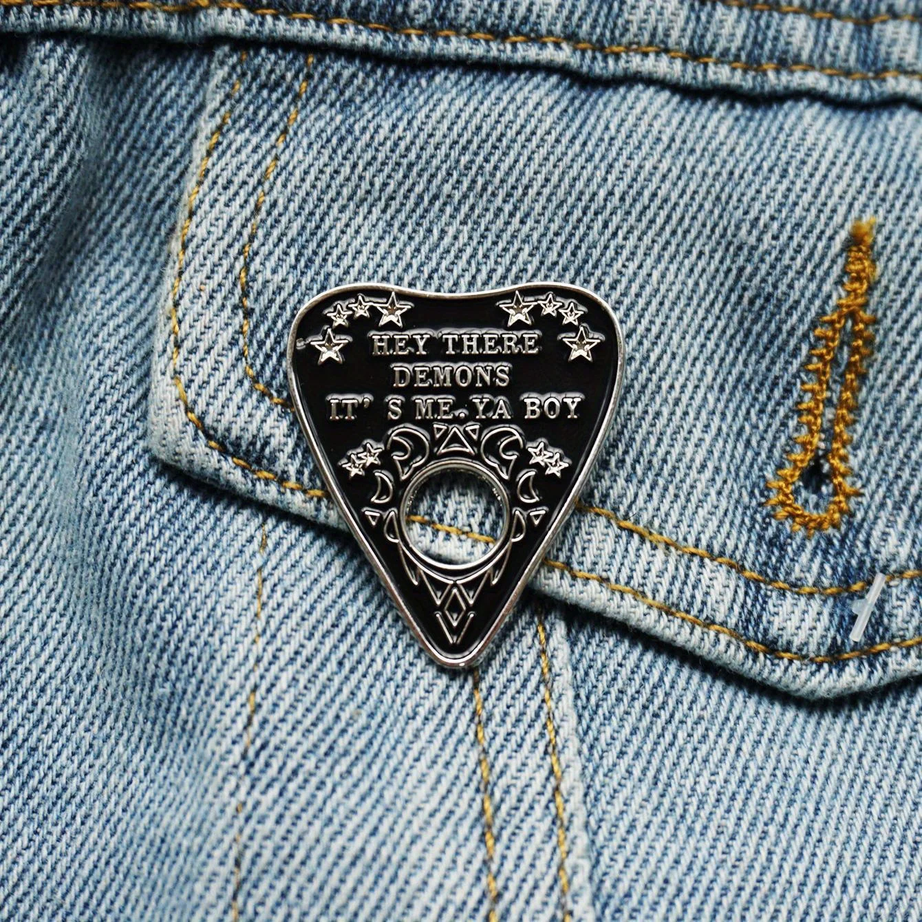 Эй там демоны это я брошь для мальчика Очаровательная заколка Ouija языческий