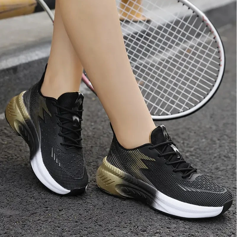 Рисунок 5 - Женские кроссовки на платформе