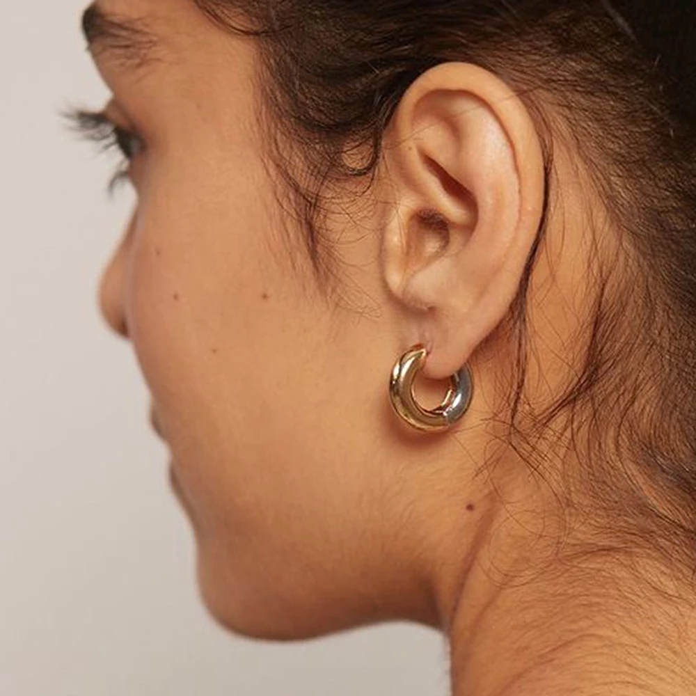 

SCALLOPED Fashion Simple Plain Circle Titanium Steel Ear Buckle Ladies Birthday Party Temperament High Jewelry Ear Buckle