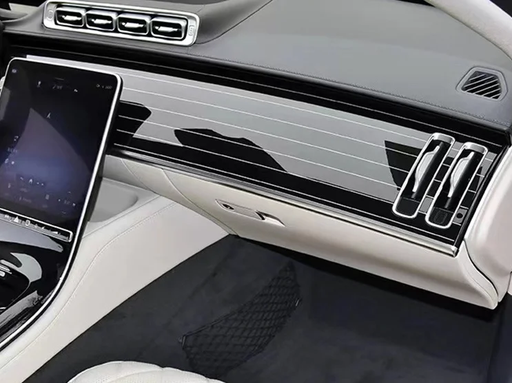 Фото Обновления для S-Class W223 S400 S450: декоративные накладки на двери и приборную панель S680 с новой отделкой в стиле лакированного дерева. №5