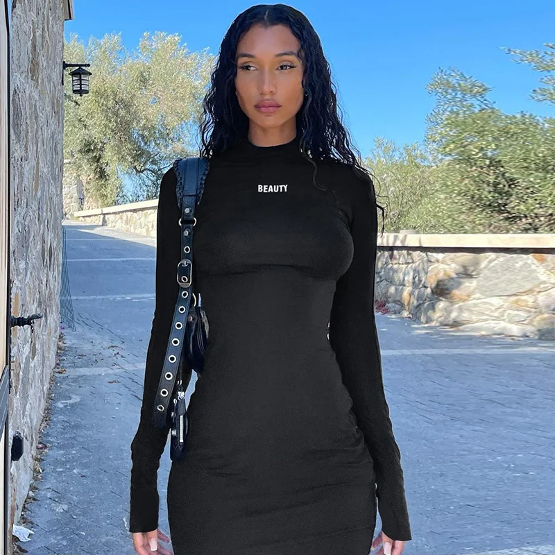 

Женское облегающее мини-платье с длинным рукавом и круглым вырезом