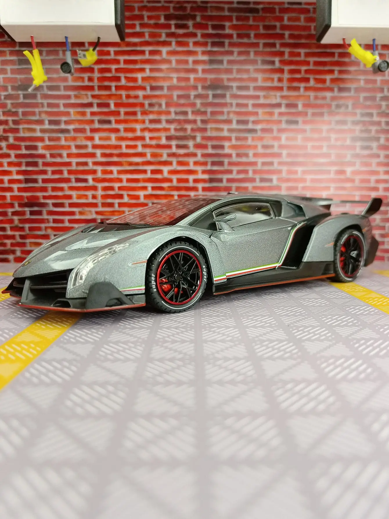 Фото Модель автомобиля Lamborghini Veneno в масштабе 1:24, двери, передний капот и крышка багажника также открываются, хорошее качество. №3