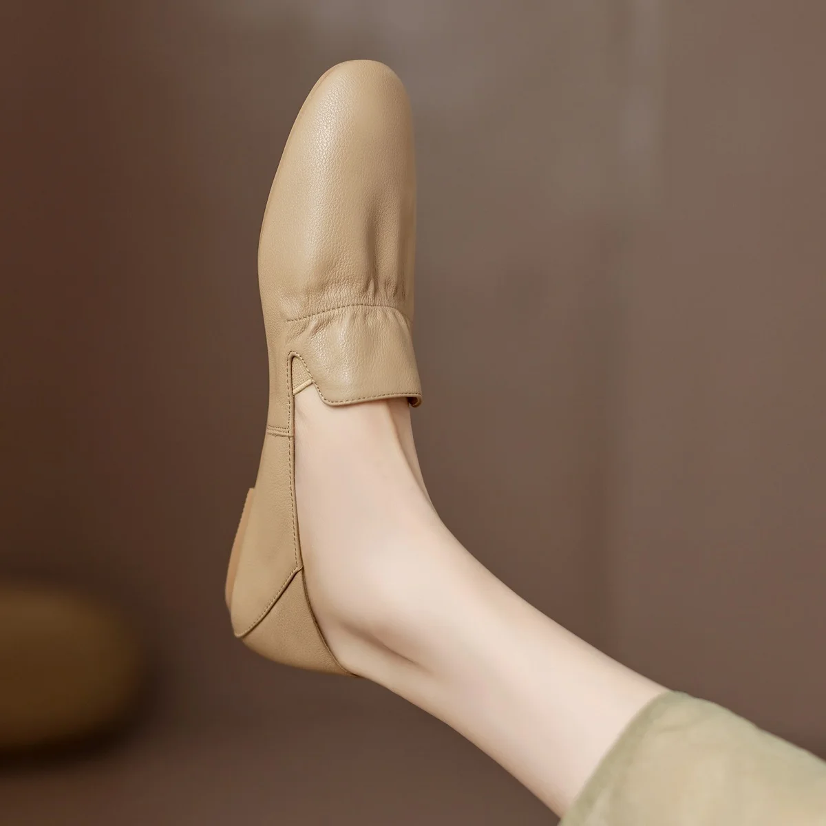 

Мокасины женские кожаные на плоской подошве, простые лоферы, без застежки, плиссированные, без каблука, белые, для вождения, размеры 40