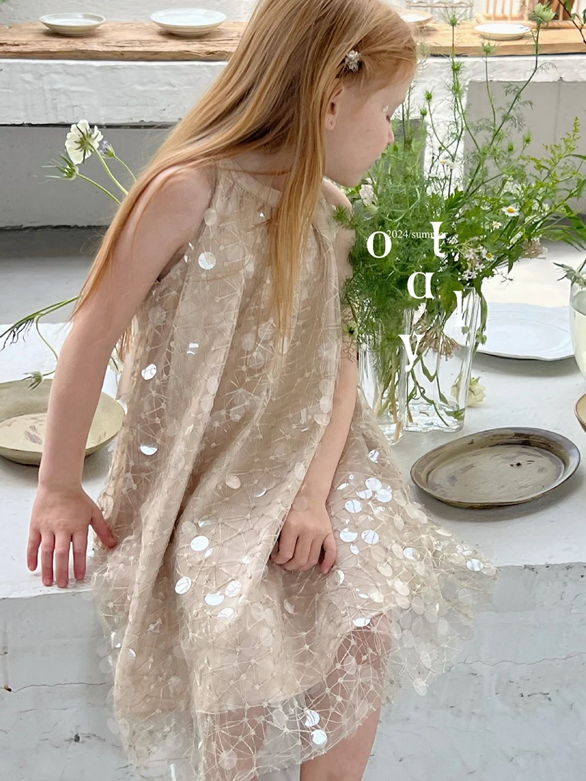 Детское летнее платье без рукавов с золотыми блестками