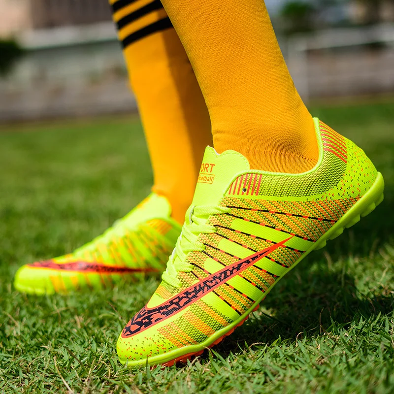 Hot sale Kids Indoor Soccer Shoes Cheap Children Soccer Cleats Society Original Men Futsal Football Boots Turf Sneakers Men 2022