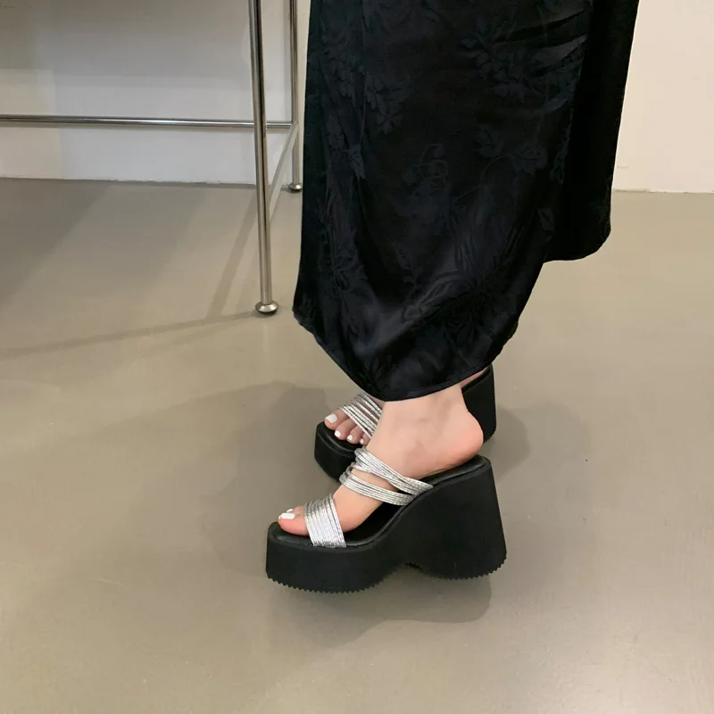 Тапочки на массивном каблуке 10 см серебряные сандалии платформе женские летние