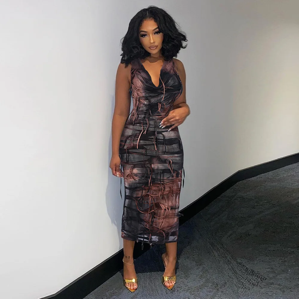 

Женское длинное платье с глубоким V-образным вырезом и кисточками