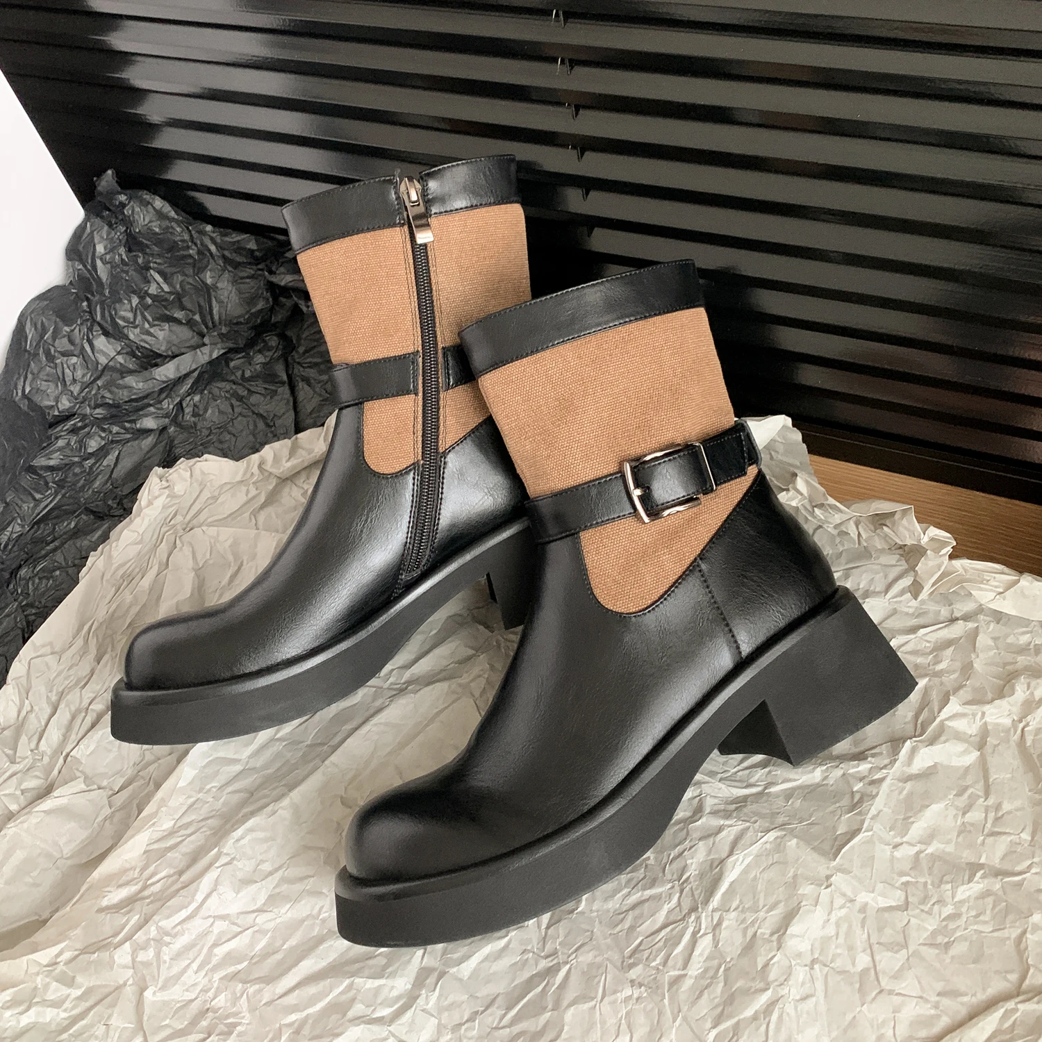 Ботинки женские в стиле ретро локомотивные сапоги с металлической пряжкой на