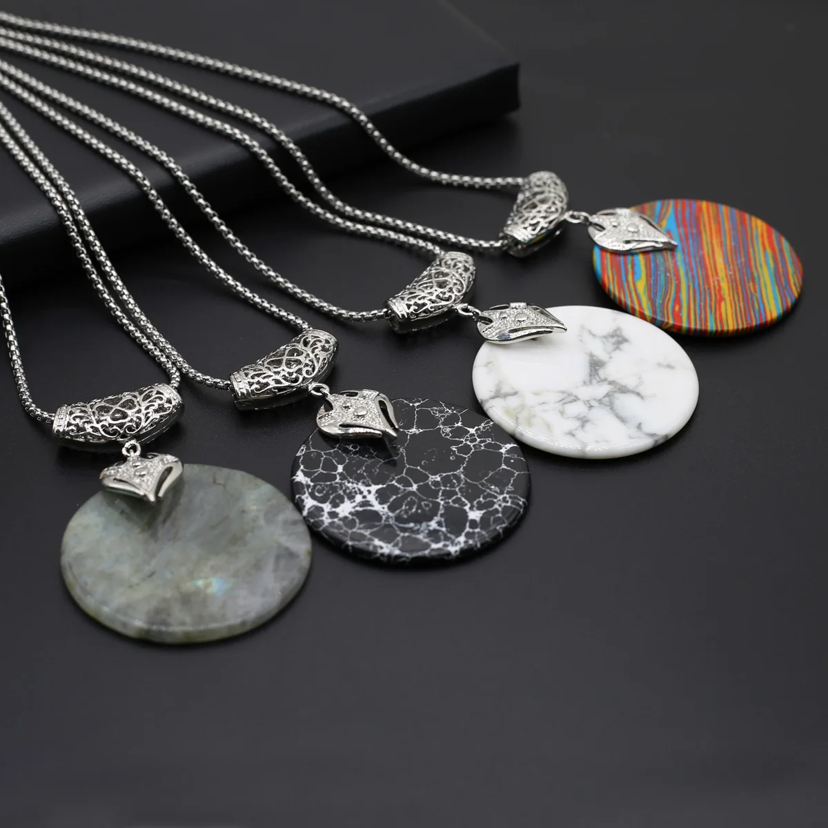 

Natural Stone Shell Disc Pendant Necklace Turquoise Metal Chain for Women Charm Jewelry Necklace Party Gift 50×50mm