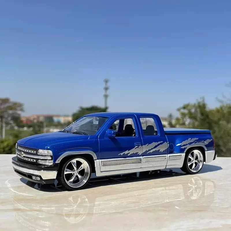 

1:24 Chevrolet Silverado Modified Pickup Alloy Car Model Die-casting Metal Simulation Children's Toy Pickup Truck Ornament Gift