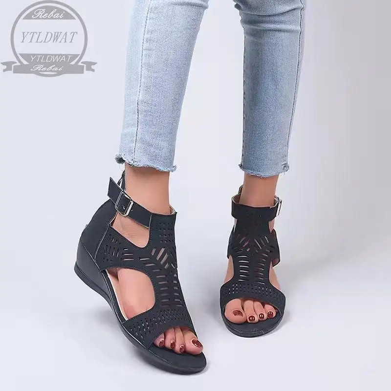 Женские винтажные босоножки на танкетке с открытым носком среднем каблуке |