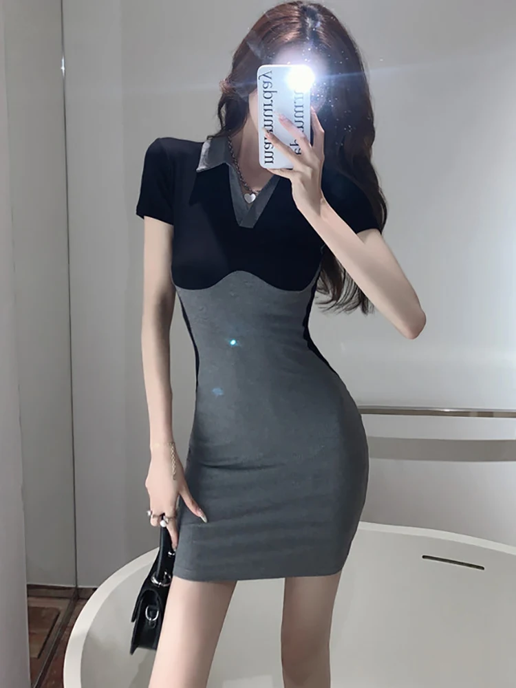 Женское платье-миди с коротким рукавом и воротником-поло черное облегающее