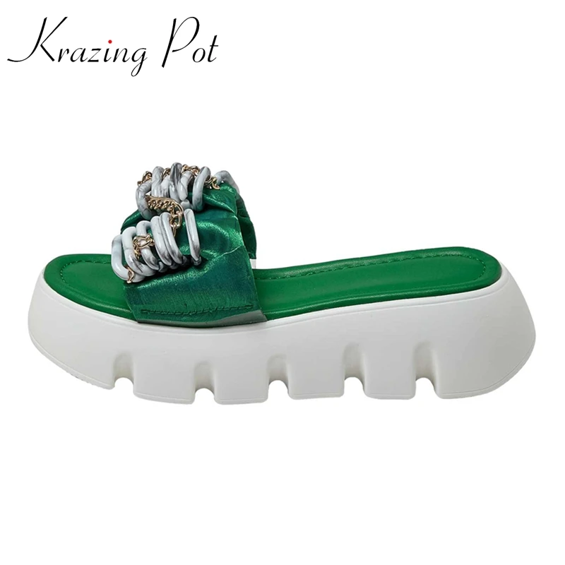 

Шлепанцы Krazing Pot в европейском стиле, микрофибра, с открытым носком, на толстой платформе, сланцы, украшение на цепочке, модные женские уличные тапочки L52