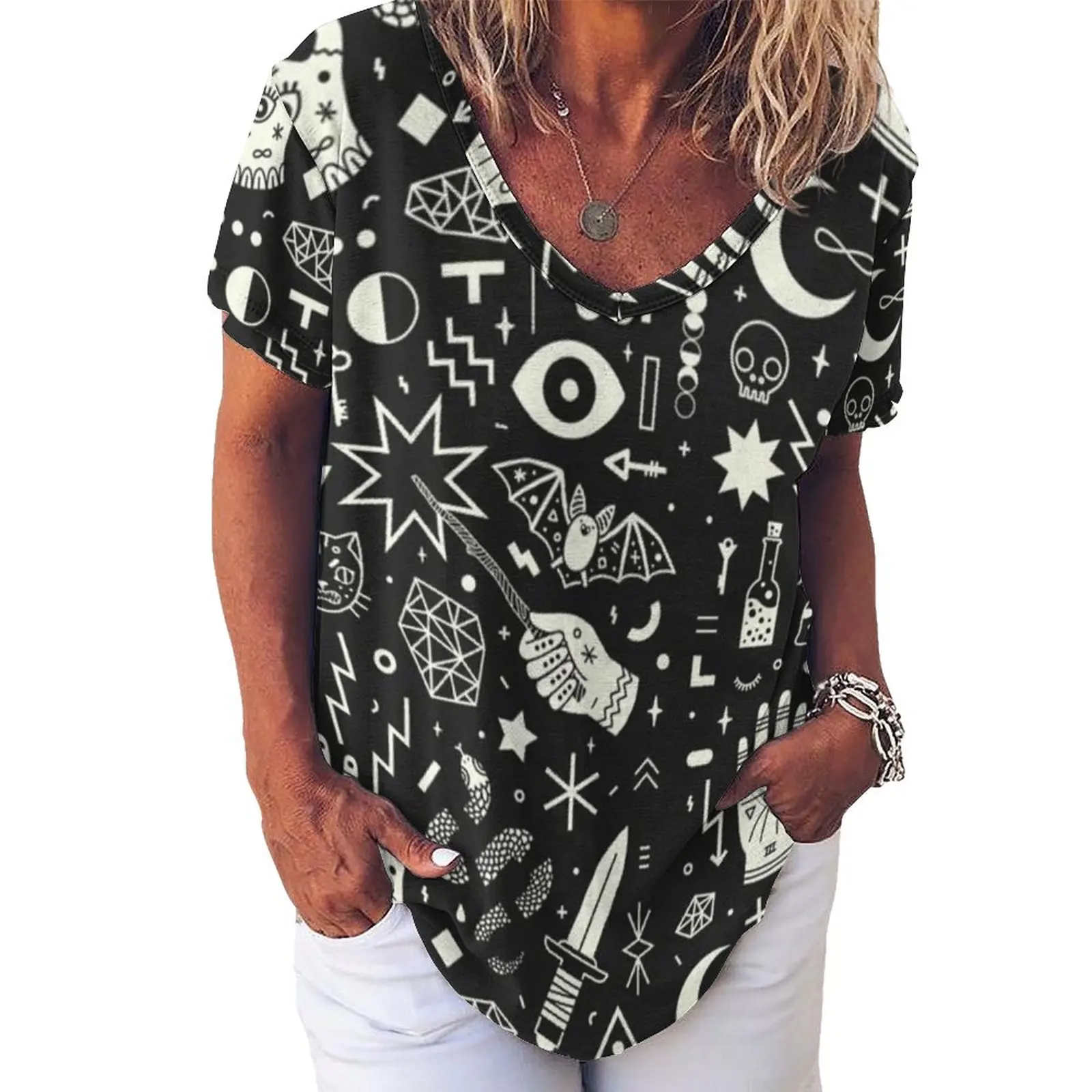 

Женская летняя футболка с V-образным вырезом и принтом