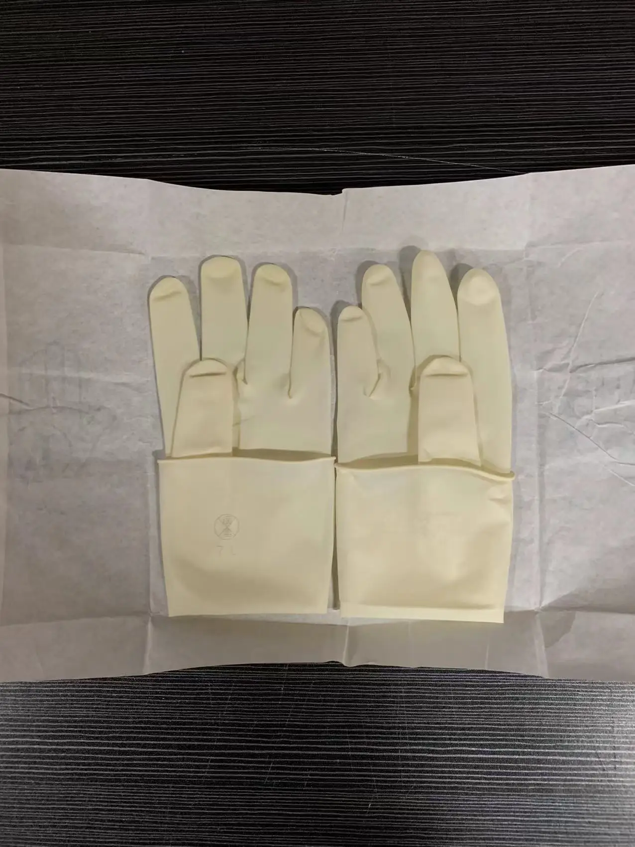 Стерильные резиновые хирургические перчатки без порошка