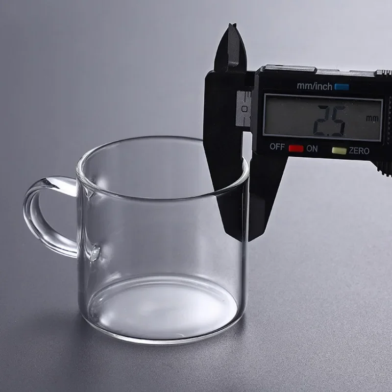 Однотонная кружка из боросиликатного стекла с ручкой 100 мл