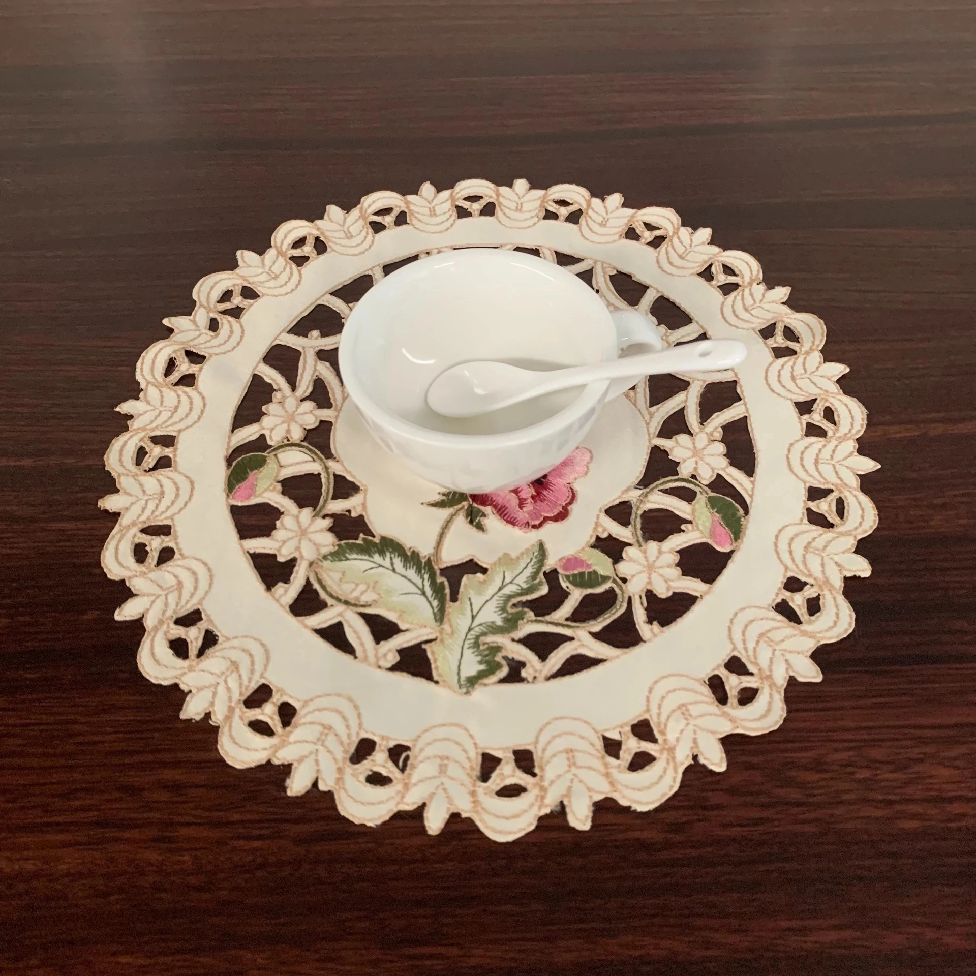 

Embroidery Flower Placemat 18cm 22cm Round Place Mat Dining Pad Crochet Place mat Cup Mugs Coaster Tablecloth Doily Kitchen PW35