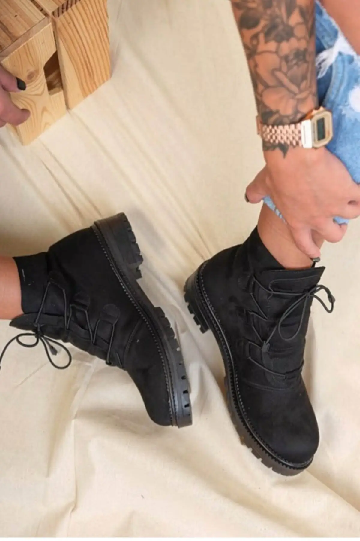 

Черные ботинки с перекрестной платформой