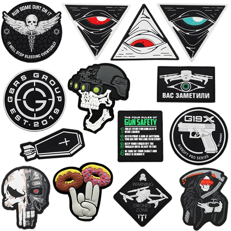 Пластиковый значок с логотипом черепа