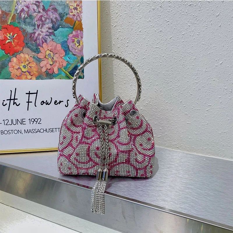 

Новинка 2022, блестящие ромбовидные ромбы со смайликом, стразы с кисточкой и смайликом, ручной мессенджер с металлической цепочкой, женская сумка на ремень с ручкой