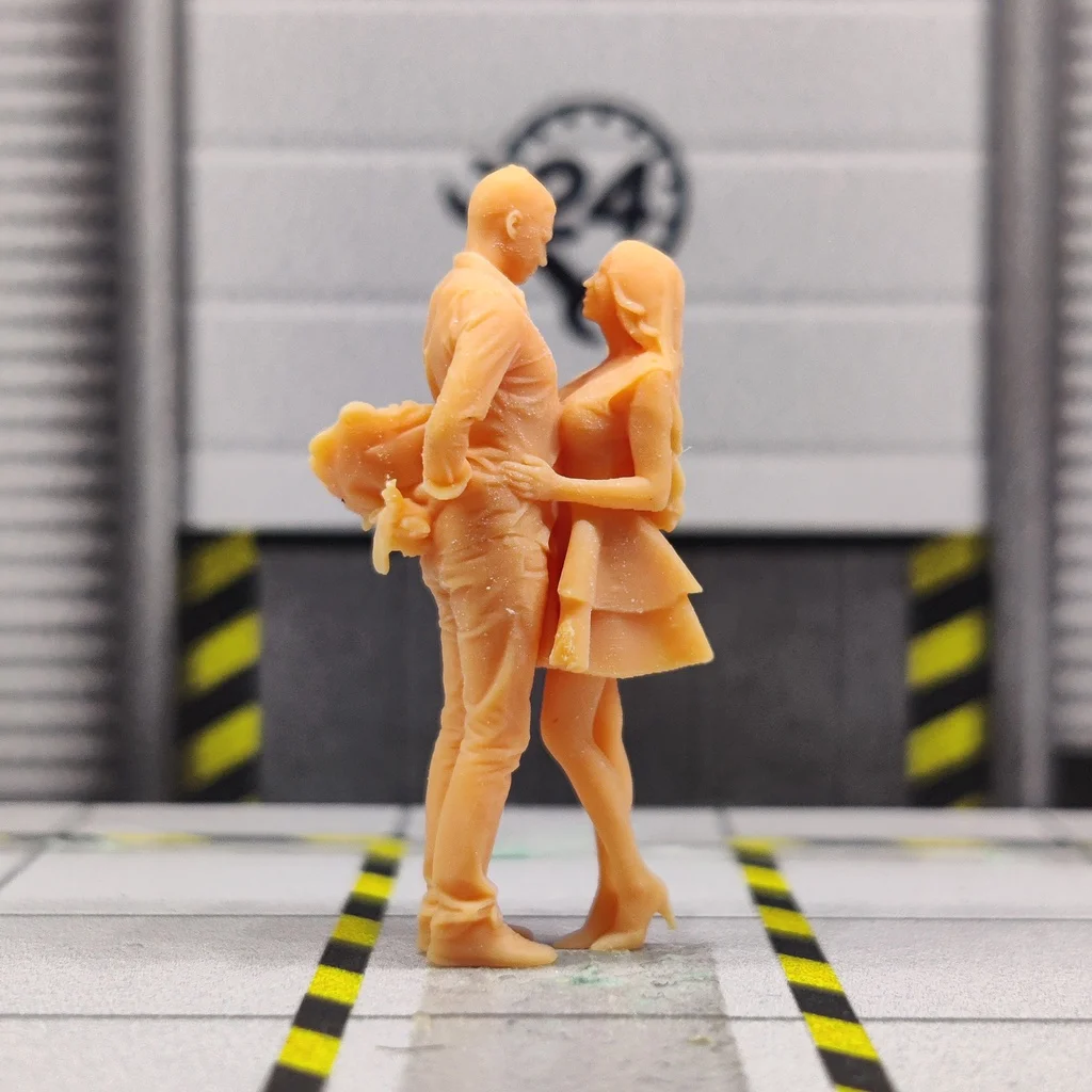 Фото Модель в масштабе 1/64, 1/43, охватывающая женщины и мужчины, прячущиеся цветы на их заднем фоне, цветная миниатюрная диорама, Расписанная вручную S827 №2