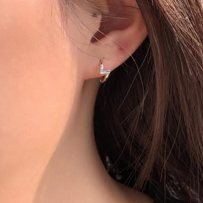 

Женские серьги-гвоздики «Z» из серебра 925 пробы