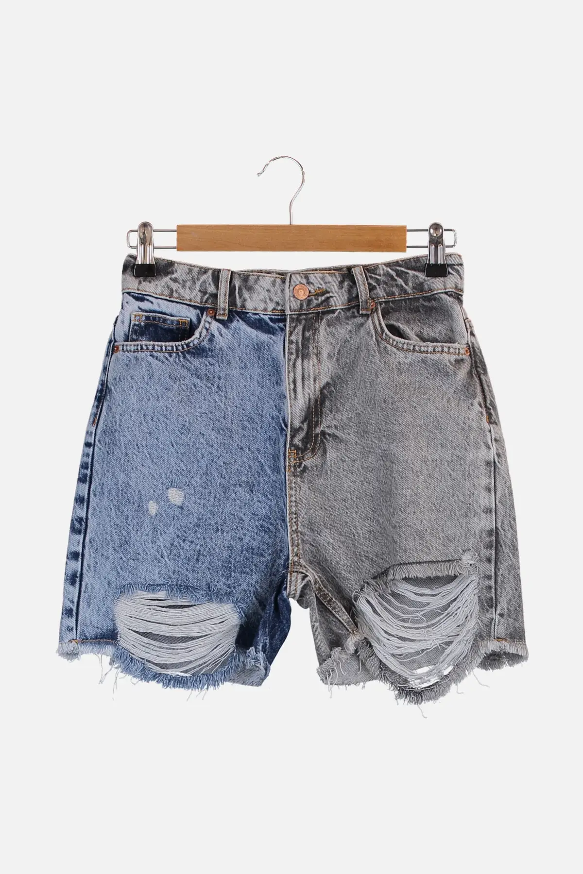 Джинсовые шорты с цветными вставками |